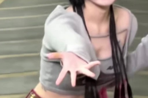 看宋雨琦穿短裙出席活动对长辈90度鞠躬才懂她火都是有原因的